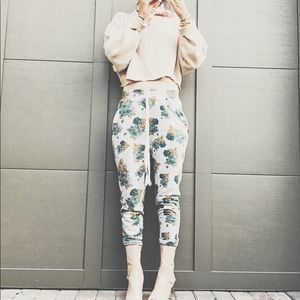 Sweatpants with flower patterns